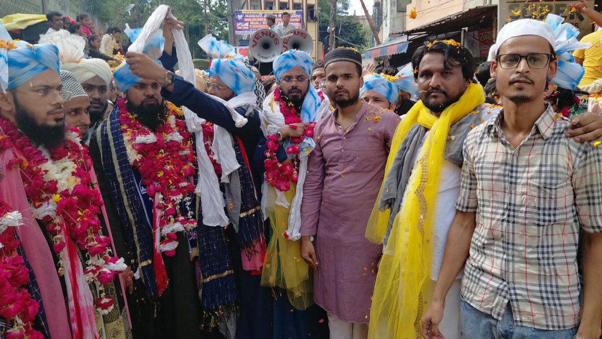 बेकनगंज में जुलूस-ए-गौसिया का भव्य इस्तकबाल, गरीब नवाज ज्वेलर्स ने अकीदतमंदों में बांटा तबरूक