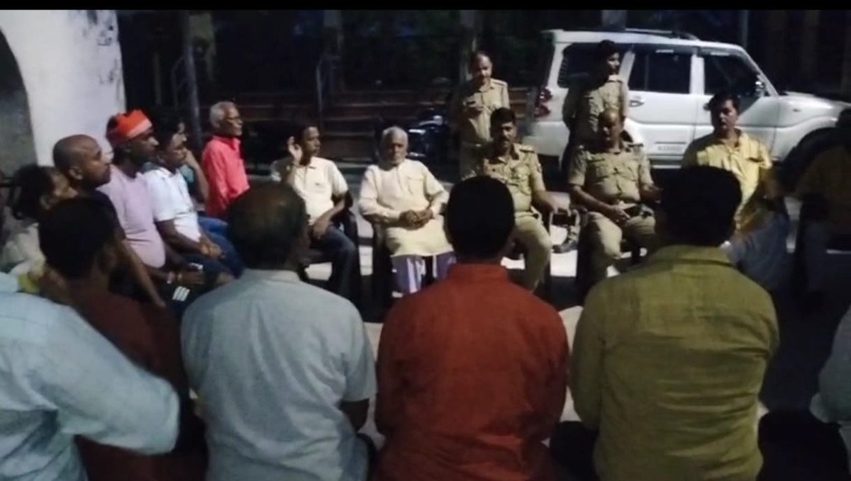 मानिकपुर: रामजानकी घाट पर पुलिस ने लगाई चौपाल, 'ऑपरेशन सजग' के तहत संदिग्ध गतिविधियों पर नजर रखने की अपील