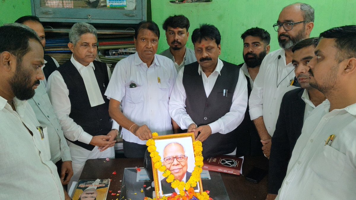 कानपुर कचहरी में दिवंगत अधिवक्ता स्व. हरिश्चंद्र श्रीवास्तव को दी गई भावभीनी श्रद्धांजलि