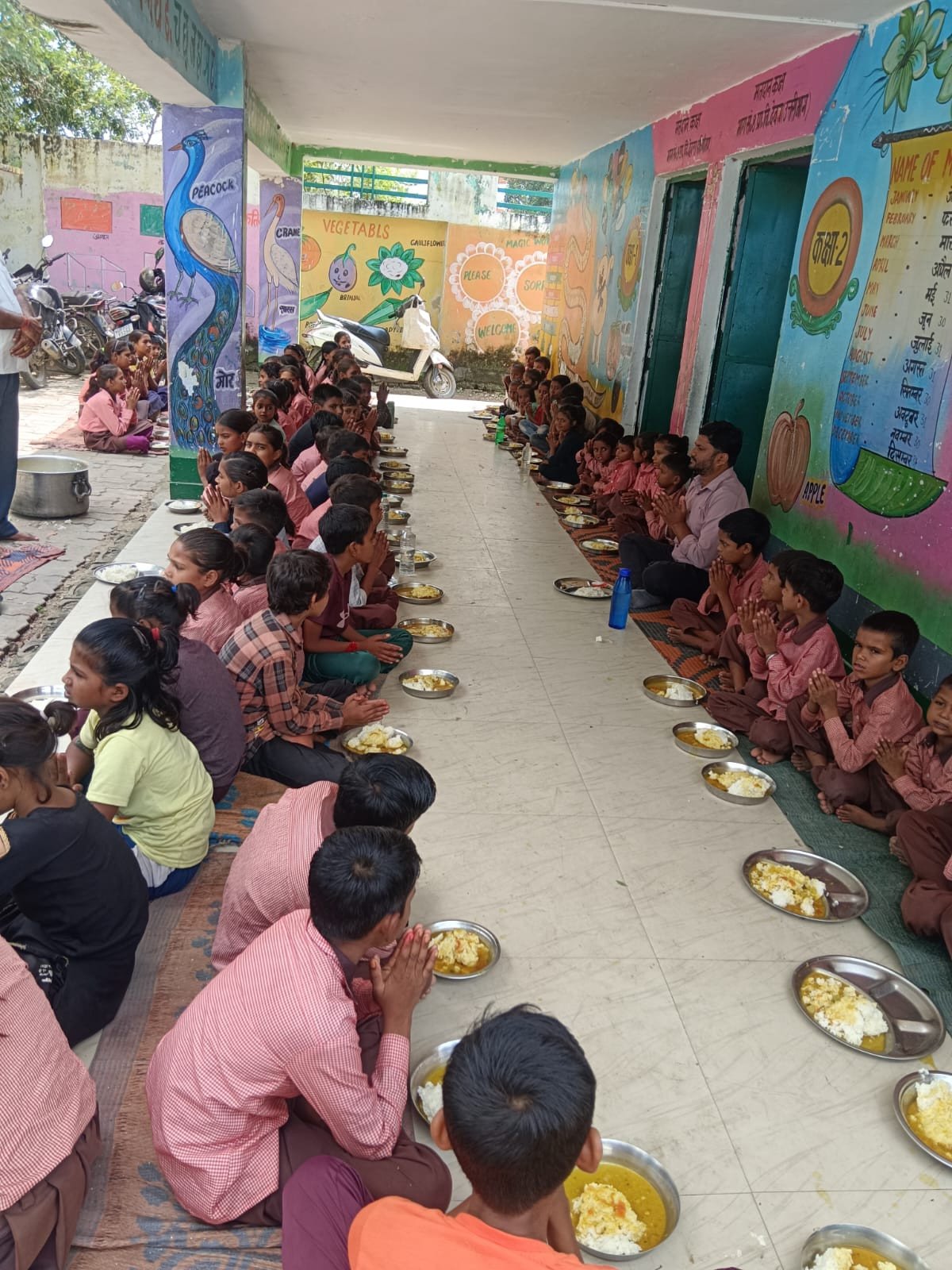 बच्चों की थाली में खुद चखा स्वाद: कौशाम्बी में अफसरों ने स्कूलों में मध्यान्ह भोजन कर परखी गुणवत्ता