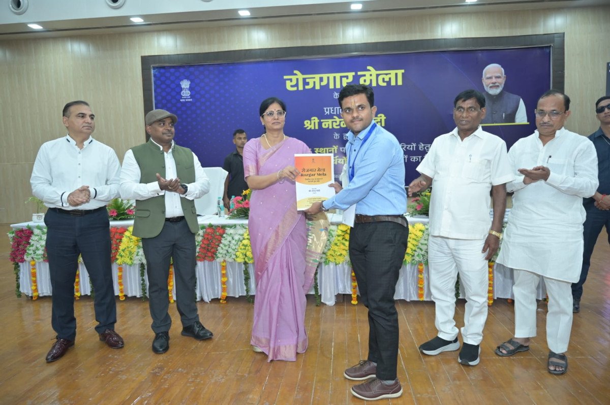 प्रयागराज में 20वां रोजगार मेला: केंद्रीय मंत्री अनुप्रिया पटेल ने 81 नवचयनितों को सौंपे नियुक्ति पत्र, 'विकसित भारत 2047' का दिया संदेश