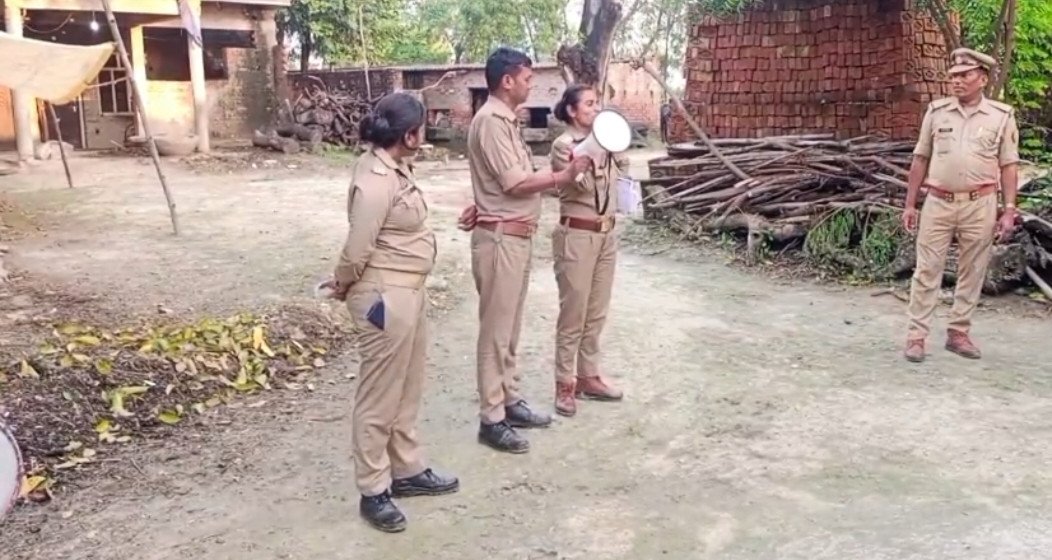प्रतापगढ़: किशोरी से दुराचार के आरोपी के घर पुलिस ने पिटवाई डुगडुगी, कुर्की की मुनादी