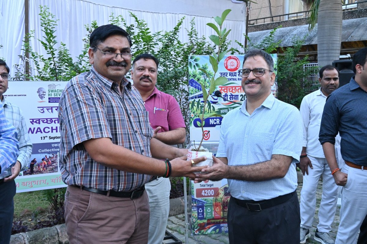 एक पेड़ माँ के नाम: उत्तर मध्य रेलवे मुख्यालय में बंटे 600 पौधे, जीएम ने दिया हरियाली का संदेश