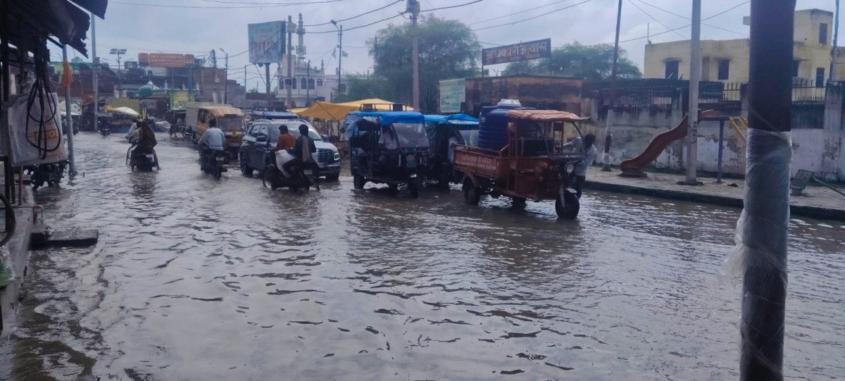 कौशांबी: जनपद मुख्यालय की सड़कें बनीं 'नरक', PWD के भ्रष्टाचार और नाली की गलत डिजाइन से मंझनपुर जलमग्न