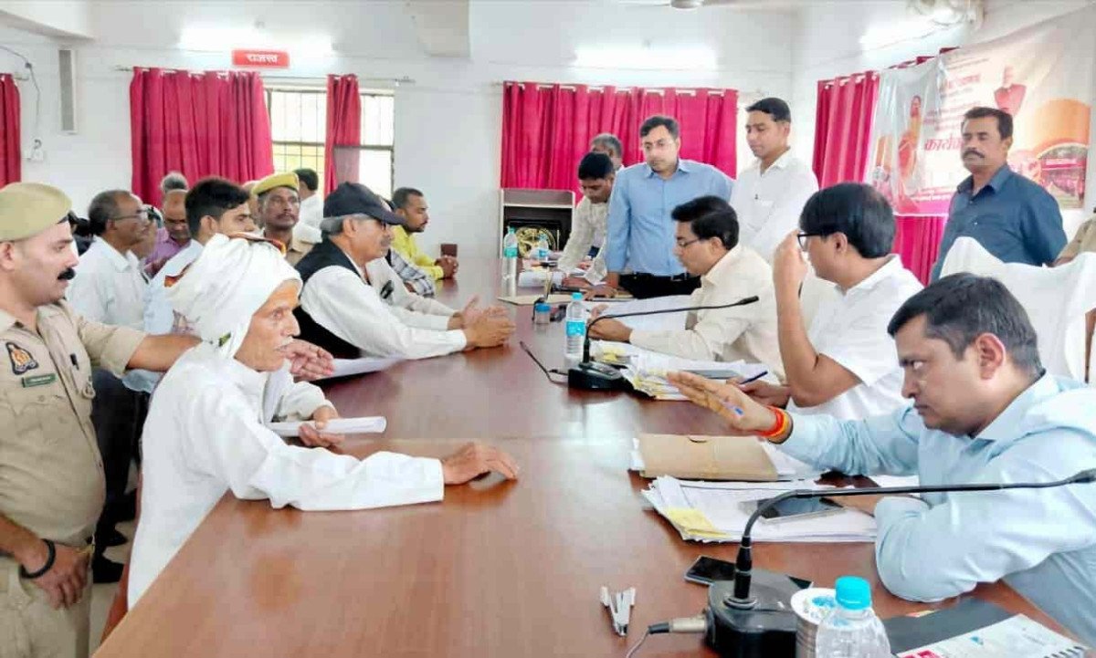कुंडा तहसील में मंडलायुक्त का औचक निरीक्षण: दो लेखपाल निलंबित, तहसीलदार व नायब तहसीलदारों का वेतन रोका, एसडीएम को चेतावनी