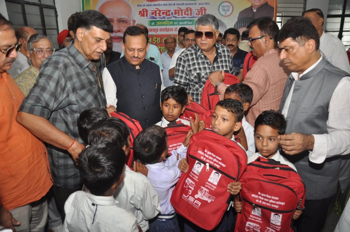 कानपुर: पीएम मोदी के जन्मदिन पर कोपोस्टेट शिक्षा सदन में 458 बच्चों को बांटी गई मुफ्त शिक्षा सामग्री