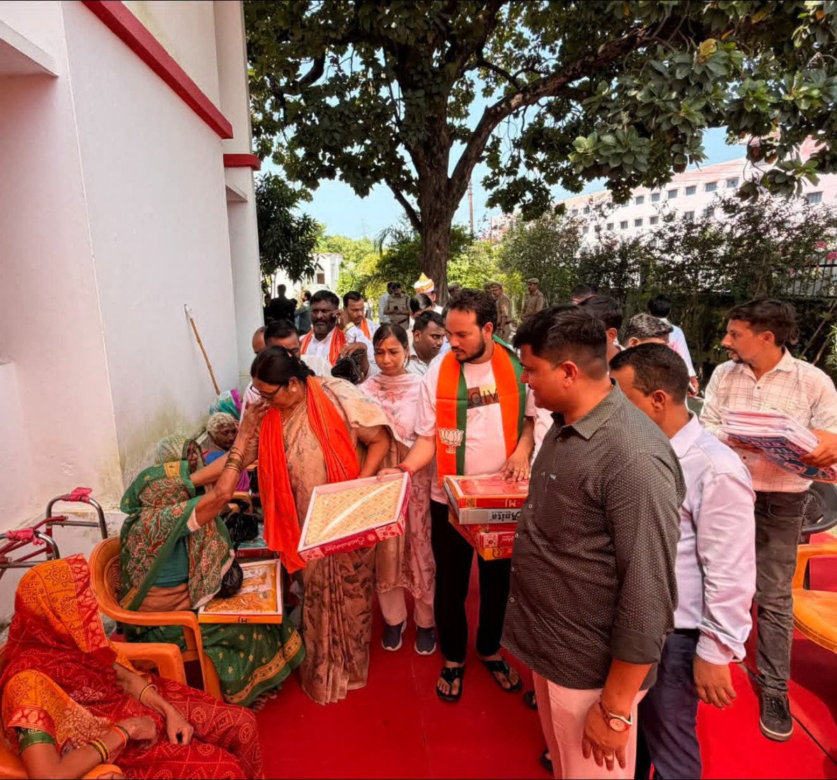 सेवा संकल्प अभियान 2026: कौशाम्बी में प्रभारी मंत्री कृष्णा पासवान ने वृद्धजनों को बांटे फल और अंगवस्त्र, जाना कुशलक्षेम