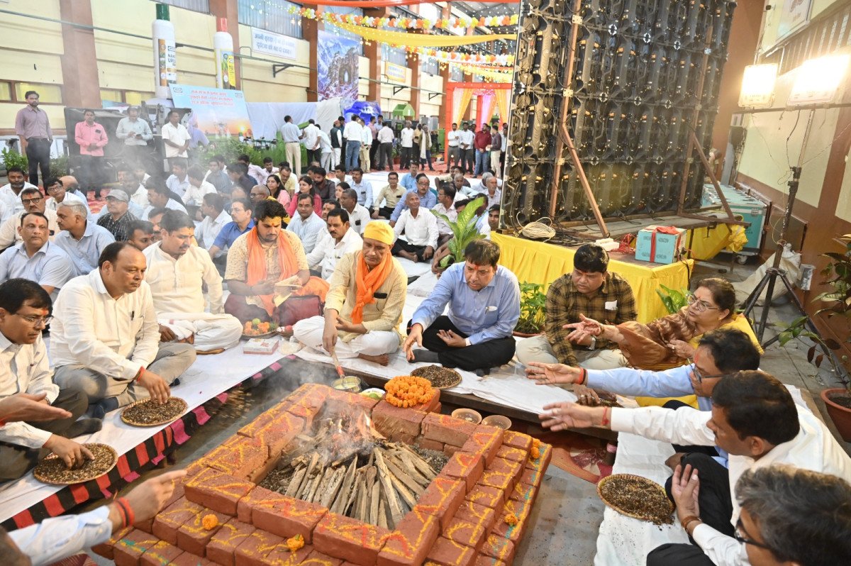 इफको फूलपुर संयंत्र में भगवान विश्वकर्मा की भव्य पूजा-अर्चना: अमरनाथ गुफा और हिम शिवलिंग की मनमोहक झांकी रही आकर्षण का केंद्र