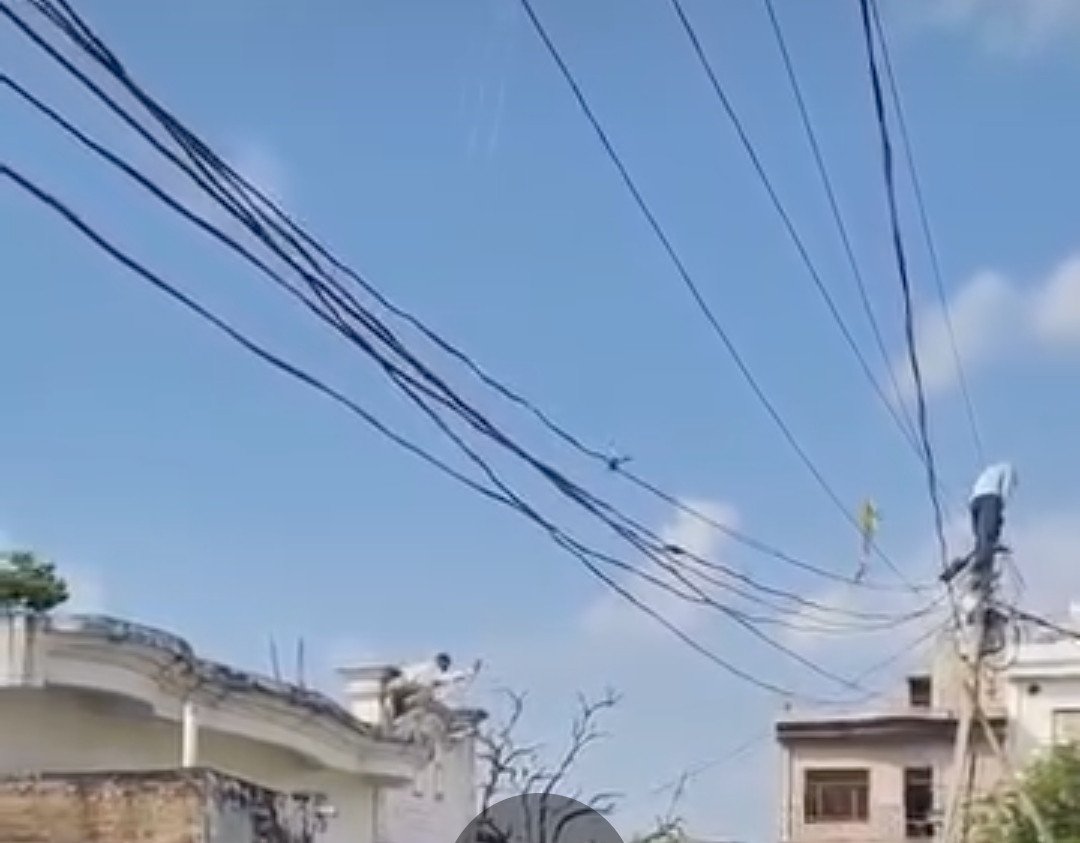 लापरवाही की कीमत जान से चुकाई: कौशाम्बी में बंदरों से भागते इलेक्ट्रीशियन को हाईटेंशन तार ने लील लिया