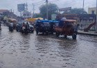 कौशांबी: जनपद मुख्यालय की सड़कें बनीं 'नरक', PWD के भ्रष्टाचार और नाली की गलत डिजाइन से मंझनपुर जलमग्न
