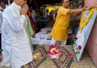 प्रयागराज: प्रो. डीपी सिंह का अस्थि कलश संगम में विसर्जित, सादगी और शिक्षा के पुरोधा को दी गई भावुक विदाई