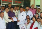 NHM संविदा कर्मचारियों ने CMO-DM कार्यालय में सौंपा ज्ञापन, नियमितीकरण समेत 8 मांगों पर 3 अक्टूबर तक कार्रवाई की अपील
