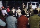 मानिकपुर: रामजानकी घाट पर पुलिस ने लगाई चौपाल, 'ऑपरेशन सजग' के तहत संदिग्ध गतिविधियों पर नजर रखने की अपील