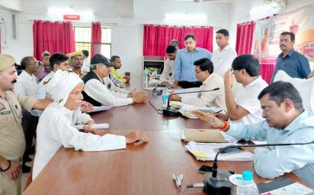 कुंडा तहसील में मंडलायुक्त का औचक निरीक्षण: दो लेखपाल निलंबित, तहसीलदार व नायब तहसीलदारों का वेतन रोका, एसडीएम को चेतावनी