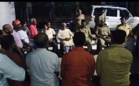 मानिकपुर: रामजानकी घाट पर पुलिस ने लगाई चौपाल, 'ऑपरेशन सजग' के तहत संदिग्ध गतिविधियों पर नजर रखने की अपील