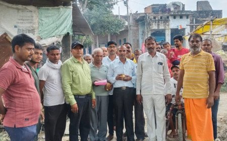 कौशाम्बी के देवखरपुर गांव में जिला पंचायत सदस्य अजय सोनी ने RCC सड़क का उद्घाटन किया। उन्होंने कहा कि क्षेत्र के विकास और जनकल्याण के लिए प्रयास जारी रहेंगे।