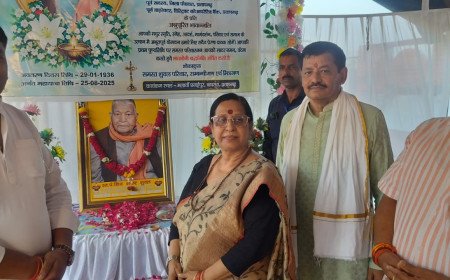 आरएसबी इंटर कॉलेज के संस्थापक शिवशंकर शुक्ल की पहली पुण्यतिथि, एमएलसी प्रत्याशी स्मिता मिश्रा ने अर्पित की श्रद्धांजलि