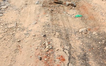 कौशाम्बी: दुर्गा भाभी पुल के पास सड़क पूरी तरह बदहाल, हादसों को न्योता दे रहे गहरे गड्ढे