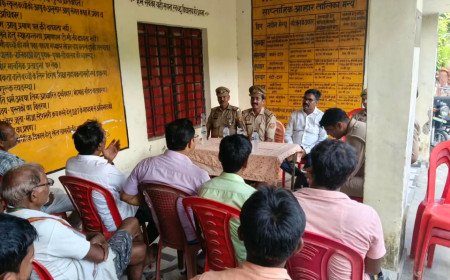 मानिकपुर: 'ऑपरेशन सजग' के तहत तिवारीपुर में पुलिस ने लगाई चौपाल, ग्रामीणों को सुरक्षा और साइबर अपराधों के प्रति किया जागरूक