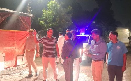 देर रात सड़कों पर उतरे नगर आयुक्त: काकादेव में खुद नापी सड़क की मोटाई, लापरवाही पर जोनल अभियंता को चेतावनी