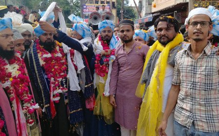 बेकनगंज में जुलूस-ए-गौसिया का भव्य इस्तकबाल, गरीब नवाज ज्वेलर्स ने अकीदतमंदों में बांटा तबरूक