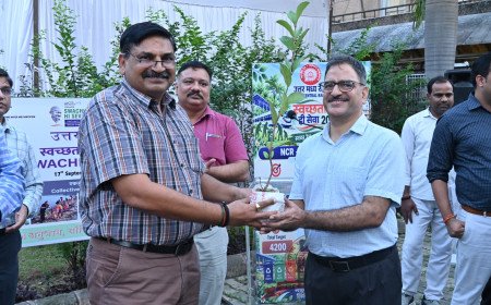 एक पेड़ माँ के नाम: उत्तर मध्य रेलवे मुख्यालय में बंटे 600 पौधे, जीएम ने दिया हरियाली का संदेश