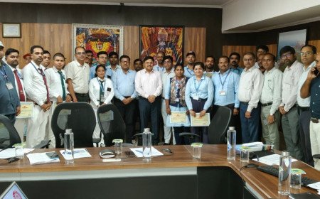 रेल संरक्षा के सजग प्रहरी सम्मानित: डीआरएम रजनीश अग्रवाल ने 20 कर्मचारियों को थमाया पुरस्कार