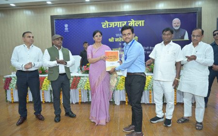 प्रयागराज में 20वां रोजगार मेला: केंद्रीय मंत्री अनुप्रिया पटेल ने 81 नवचयनितों को सौंपे नियुक्ति पत्र, 'विकसित भारत 2047' का दिया संदेश