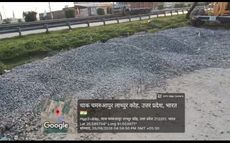 कौशाम्बी: कोखराज में बालू माफियाओं का तांडव, सर्विस रोड पर अवैध भंडारण से राहगीर परेशान, उड़ रहीं नियमों की धज्जियां