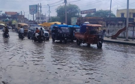 कौशांबी: जनपद मुख्यालय की सड़कें बनीं 'नरक', PWD के भ्रष्टाचार और नाली की गलत डिजाइन से मंझनपुर जलमग्न