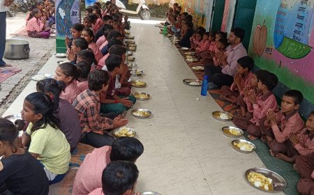 बच्चों की थाली में खुद चखा स्वाद: कौशाम्बी में अफसरों ने स्कूलों में मध्यान्ह भोजन कर परखी गुणवत्ता
