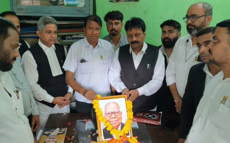 कानपुर कचहरी में दिवंगत अधिवक्ता स्व. हरिश्चंद्र श्रीवास्तव को दी गई भावभीनी श्रद्धांजलि