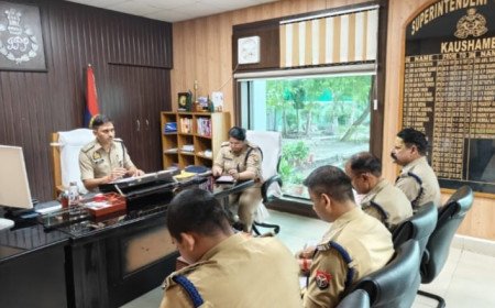 कौशांबी: एसपी सत्यनारायण ने सीओ संग की मासिक समीक्षा गोष्ठी, आगामी त्योहारों की सुरक्षा व लंबित विवेचनाओं पर दिए सख्त निर्देश