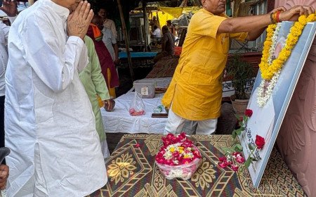 प्रयागराज: प्रो. डीपी सिंह का अस्थि कलश संगम में विसर्जित, सादगी और शिक्षा के पुरोधा को दी गई भावुक विदाई
