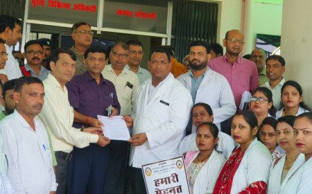 NHM संविदा कर्मचारियों ने CMO-DM कार्यालय में सौंपा ज्ञापन, नियमितीकरण समेत 8 मांगों पर 3 अक्टूबर तक कार्रवाई की अपील