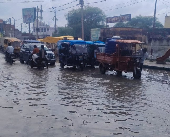 कौशांबी: जनपद मुख्यालय की सड़कें बनीं 'नरक', PWD के भ्रष्टाचार और नाली की गलत डिजाइन से मंझनपुर जलमग्न