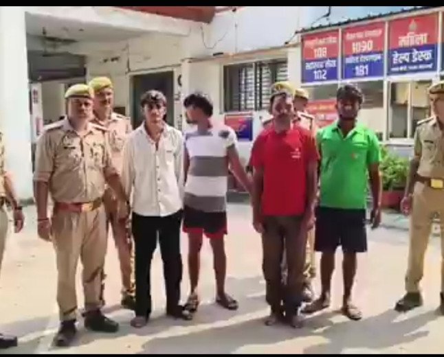 कौशाम्बी: सैनी पुलिस की बड़ी सफलता, आटा चक्की से चोरी हुए 5 लाख के 19 सोलर पैनल बरामद, 4 शातिर गिरफ्तार