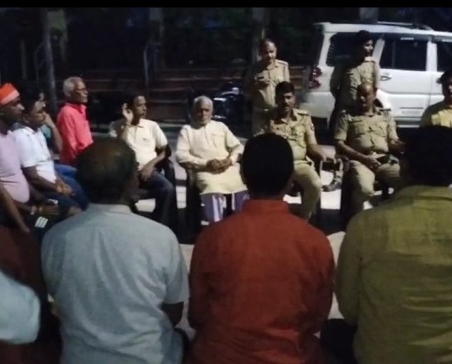 मानिकपुर: रामजानकी घाट पर पुलिस ने लगाई चौपाल, 'ऑपरेशन सजग' के तहत संदिग्ध गतिविधियों पर नजर रखने की अपील