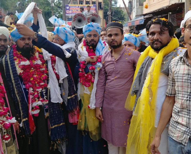 बेकनगंज में जुलूस-ए-गौसिया का भव्य इस्तकबाल, गरीब नवाज ज्वेलर्स ने अकीदतमंदों में बांटा तबरूक