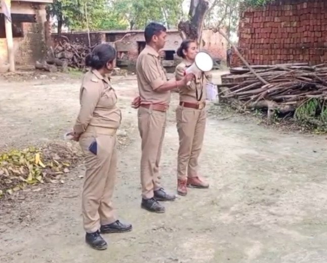 प्रतापगढ़: किशोरी से दुराचार के आरोपी के घर पुलिस ने पिटवाई डुगडुगी, कुर्की की मुनादी