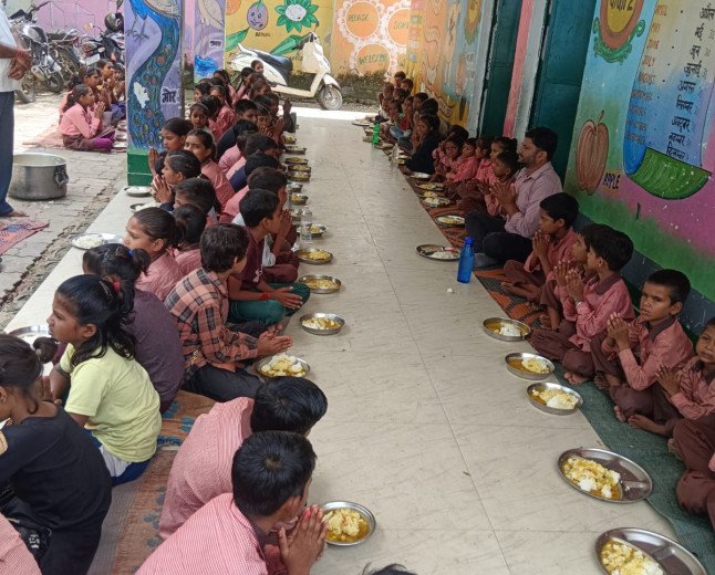 बच्चों की थाली में खुद चखा स्वाद: कौशाम्बी में अफसरों ने स्कूलों में मध्यान्ह भोजन कर परखी गुणवत्ता