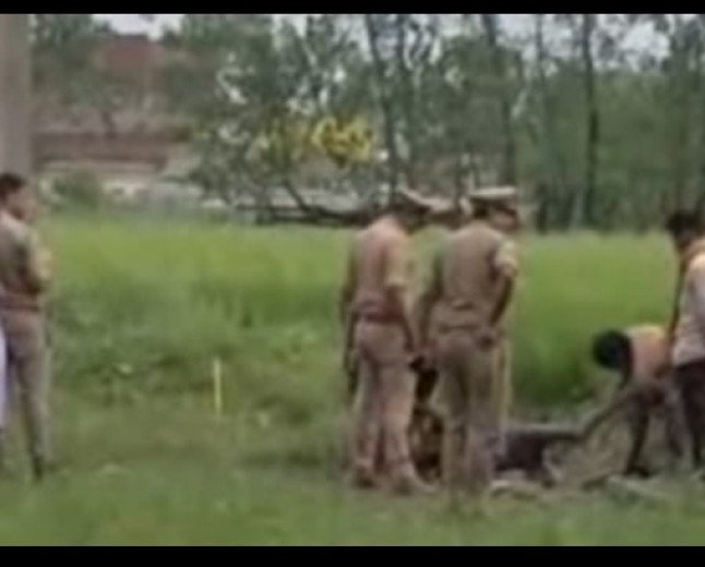 नवनिर्माणाधीन मकान के पानी भरे गड्ढे में डूबने से मजदूर की मौत, 5 बच्चों के सिर से उठा पिता का साया  स्लग: