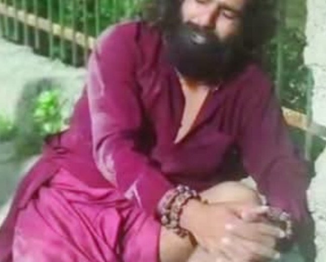 धर्मनगरी में ढोंगी बेनकाब: खुद को जूना अखाड़े का साधु बताने वाले की महिलाओं ने की धुनाई, 100 से अधिक महिलाओं के शोषण का आरोप