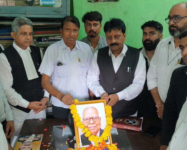 कानपुर कचहरी में दिवंगत अधिवक्ता स्व. हरिश्चंद्र श्रीवास्तव को दी गई भावभीनी श्रद्धांजलि