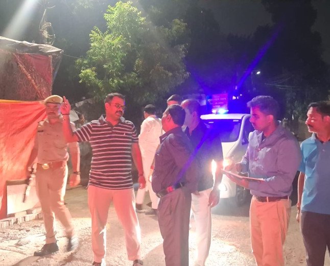 देर रात सड़कों पर उतरे नगर आयुक्त: काकादेव में खुद नापी सड़क की मोटाई, लापरवाही पर जोनल अभियंता को चेतावनी