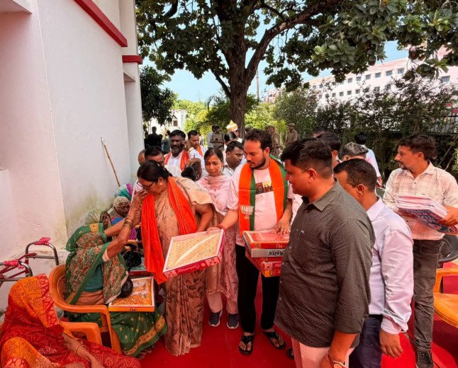 सेवा संकल्प अभियान 2026: कौशाम्बी में प्रभारी मंत्री कृष्णा पासवान ने वृद्धजनों को बांटे फल और अंगवस्त्र, जाना कुशलक्षेम