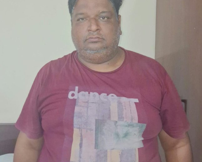 मुंबई सीआईडी की टीम ने मानिकपुर में मारा छापा, कोडीन युक्त कफ सिरप और 1.60 लाख रुपये के साथ परवेज गिरफ्तार