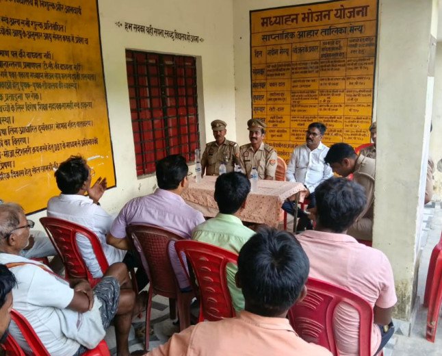 मानिकपुर: 'ऑपरेशन सजग' के तहत तिवारीपुर में पुलिस ने लगाई चौपाल, ग्रामीणों को सुरक्षा और साइबर अपराधों के प्रति किया जागरूक