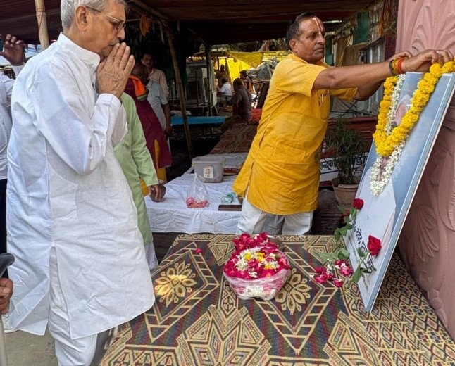 प्रयागराज: प्रो. डीपी सिंह का अस्थि कलश संगम में विसर्जित, सादगी और शिक्षा के पुरोधा को दी गई भावुक विदाई