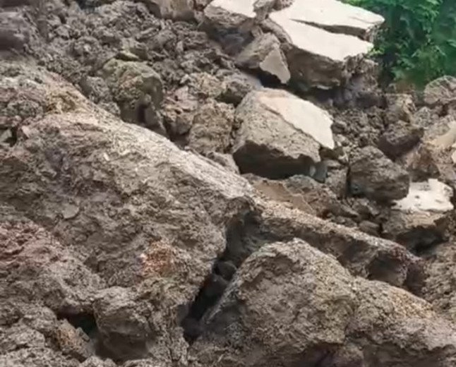 जर्जर मकानों की शिफ्टिंग योजना पर गांव की राजनीति हावी, CDO के आदेश को ठेंगा दिखा रहे BDO
